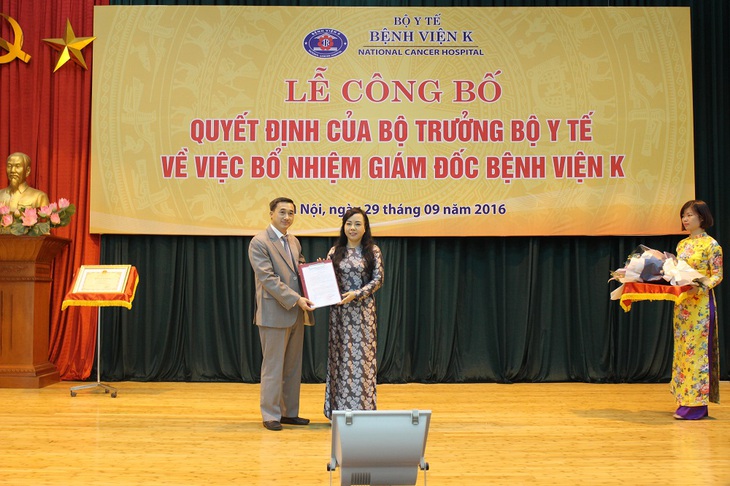 Bo truong Nguyen Thi Kim Tien trao quyet dinh bo nhiem Giam doc Benh vien K cho PGS. TS. Tran Van Thuan