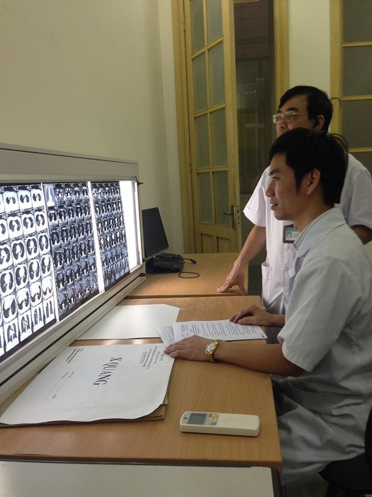 Bac si Phi Tran Thanh lam viec tai khoa chan doan hinh anh