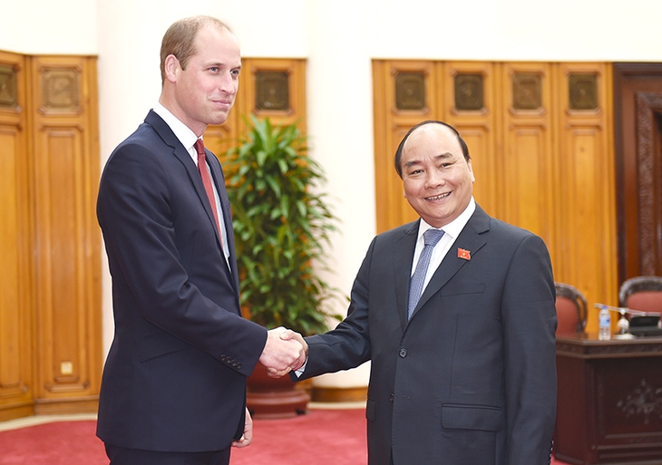 Thủ tướng Nguyễn Xuân Phúc bắt tay Hoàng tử William