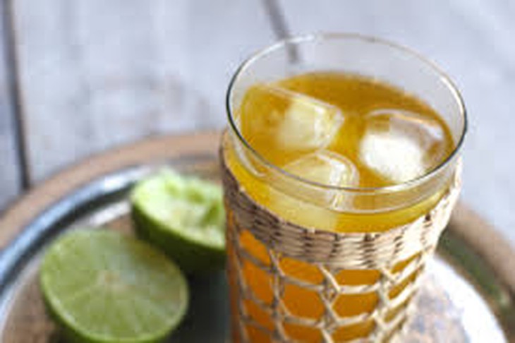 Nước ép nghệ tươi pha với chanh