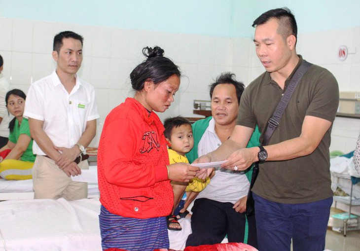 Xạ thủ Hoàng Xuân Vinh tặng quà tại BVĐK Quảng Trị