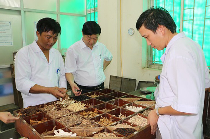 Đoàn kiểm tra mẫu thuốc