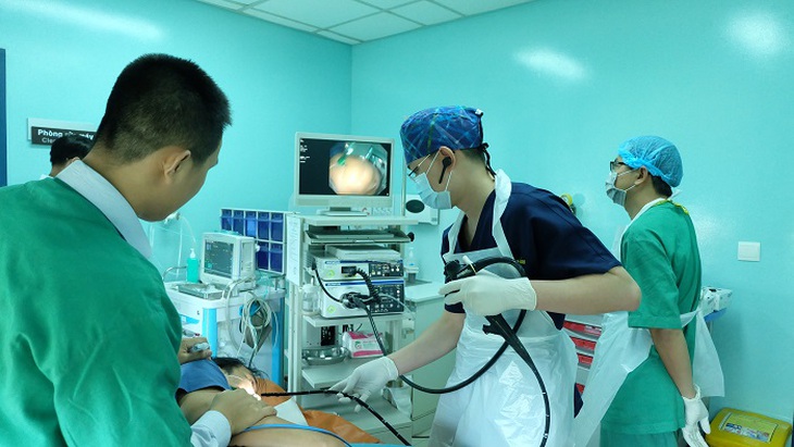 BS Phạm Công Khánh nội soi cho người bệnh mắc dị vật do nuốt phải bao phim