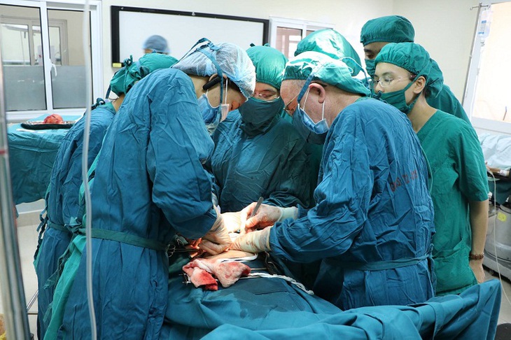  bác sĩ Daniel Derval phẫu thuật cho bệnh nhân bị u nang buồng trứng