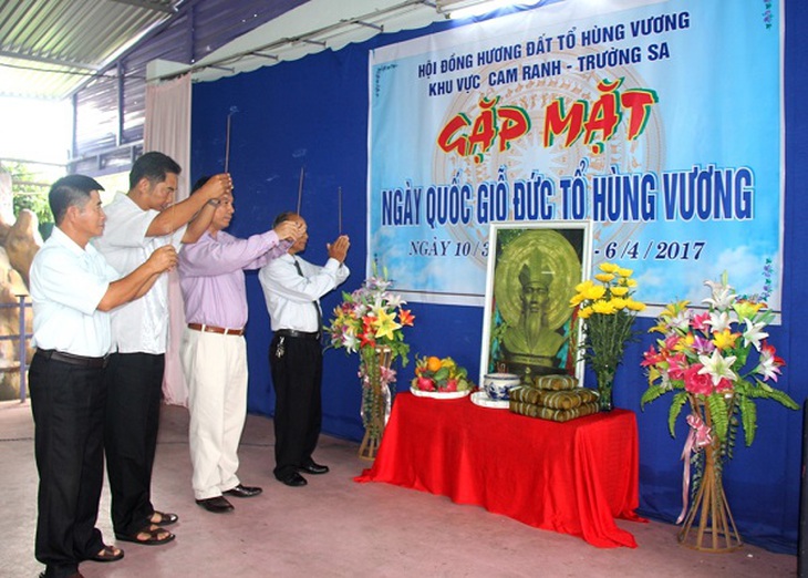Đại diện các hội đồng hương và cựu chiến binh trong vùng dâng hương