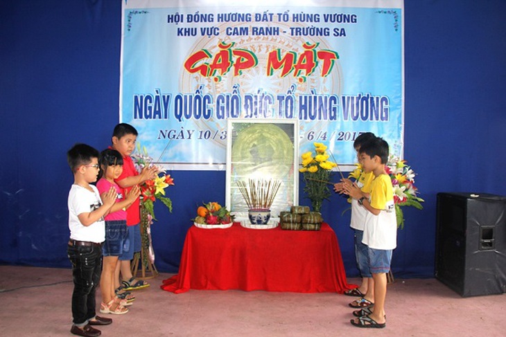 Các cháu thiếu nhi Cam Ranh và Trường Sa dâng hương