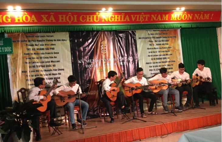 Hợp tấu guitar tác phẩm Romance d’Amour do Đặng Ngọc Phú Hòa chuyển soạn và dàn dựng