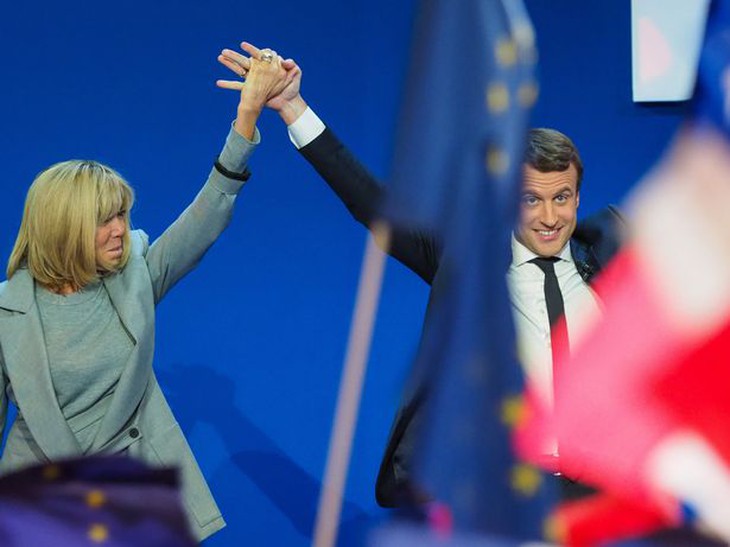 Chuyện tình hiếm thấy của Macron đã thu hút sự chú ý của các tờ báo Pháp