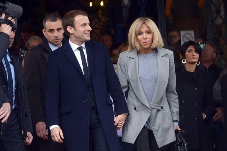 Macron tay trong tay bên Trogneux
