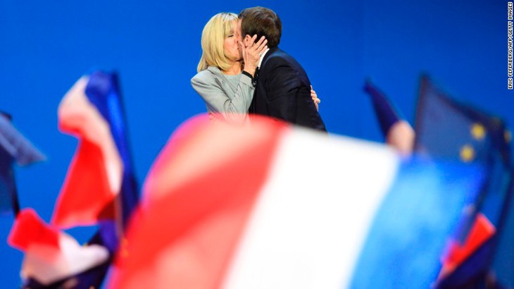 Emmanuel Macron ôm hôn vợ của mình, Brigitte Trogneux, sau thắng lợi vòng 1 trong cuộc bầu cử Tổng thống Pháp