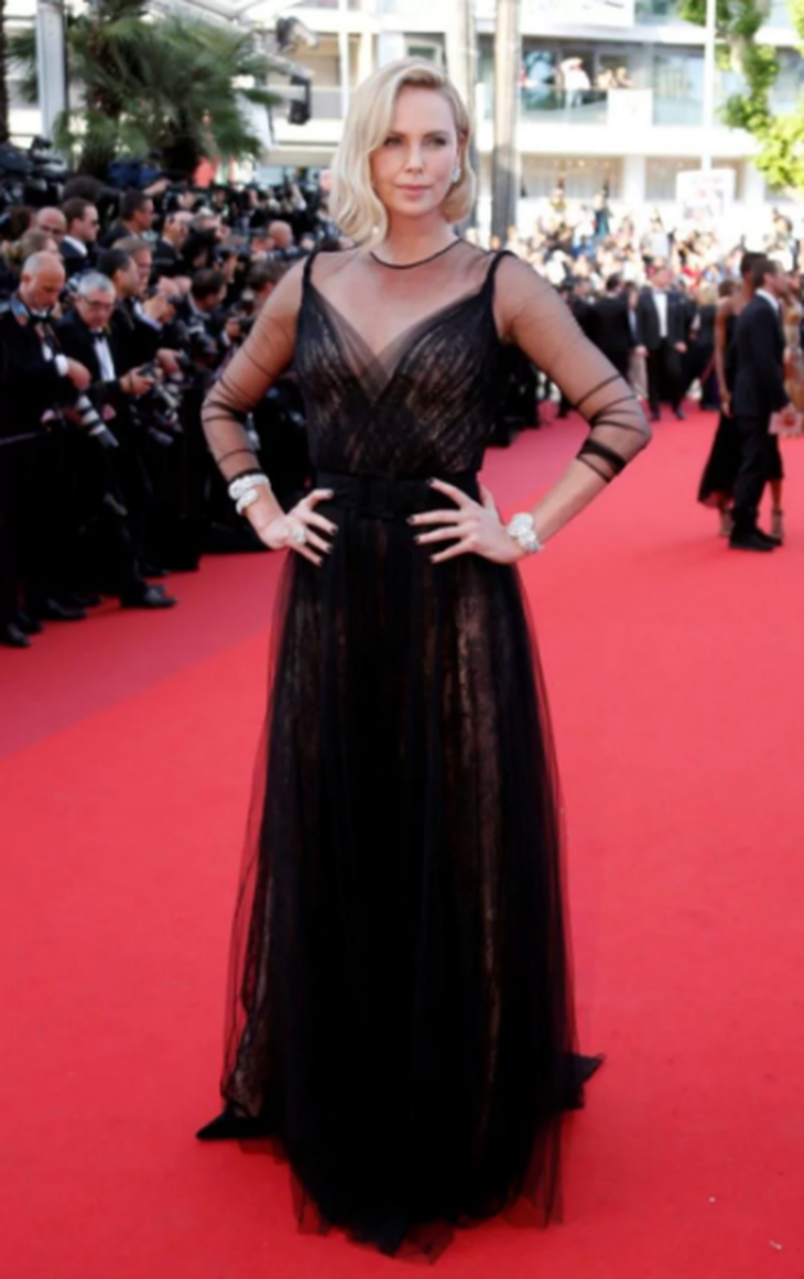 thời trang Cannes 2017 - Charlie Theron