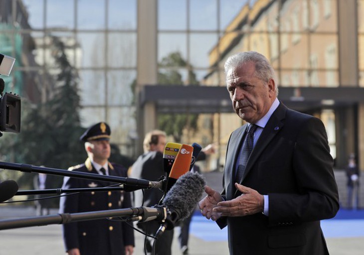 Cao ủy EU phụ trách nhập cư ông Avramopoulos khẳng định EU sẽ trừng phạt Hungary, Ba Lan và Séc