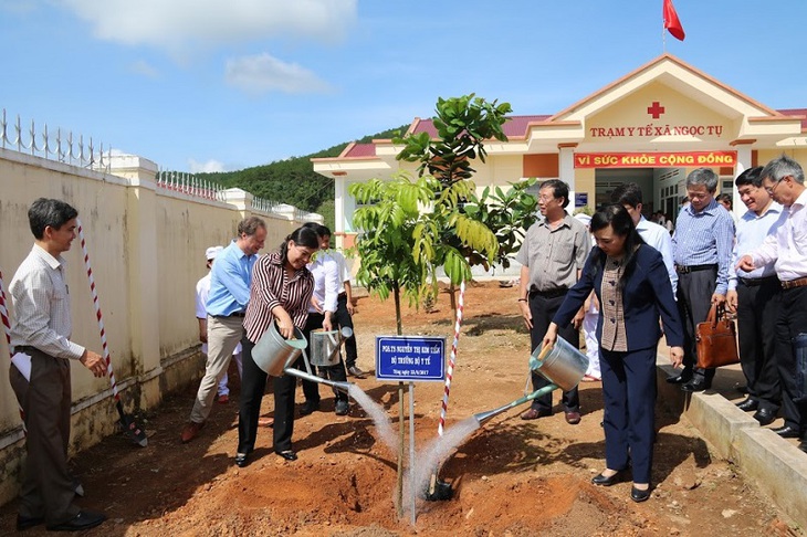 Bộ trưởng Y tế Kim Tiến trồng cây xanh