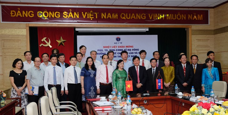 Bộ trưởng Y tế PGS.TS. Nguyễn Thị Kim Tiến và Bộ trưởng Y tế Lào PGS.TS. Bounkong Syhavong và các đại biểu Bộ Y tế hai nước chụp ảnh lưu niệm