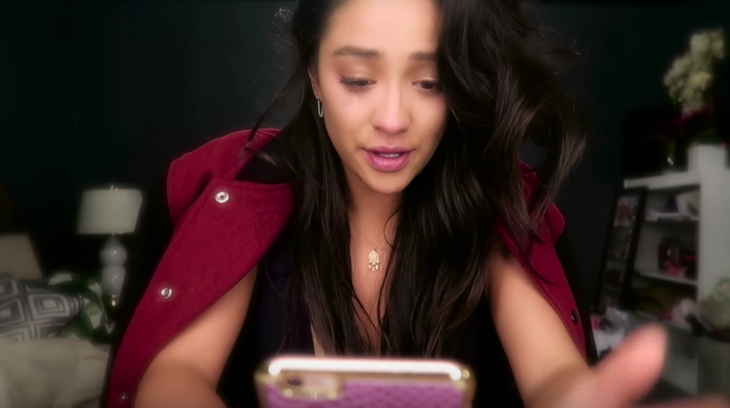 Màu son tím dành cho Shay Mitchell trong vai diễn bộ phim Pretty Little Liars