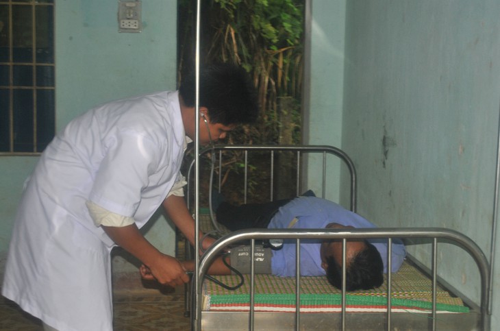 Bác sĩ Arất Nghen – Phó trạm y tế xã Arooih đang khám và chăm sóc sức khỏe người dân.