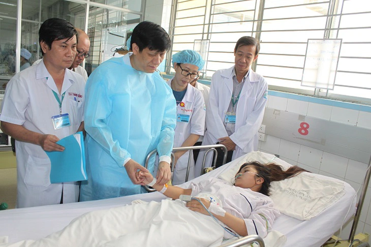 Thứ trưởng Y tế Nguyễn Thanh Long thăm hỏi bệnh nhân đang điều trị tại Bệnh viện Nhiệt đới TP.HCM