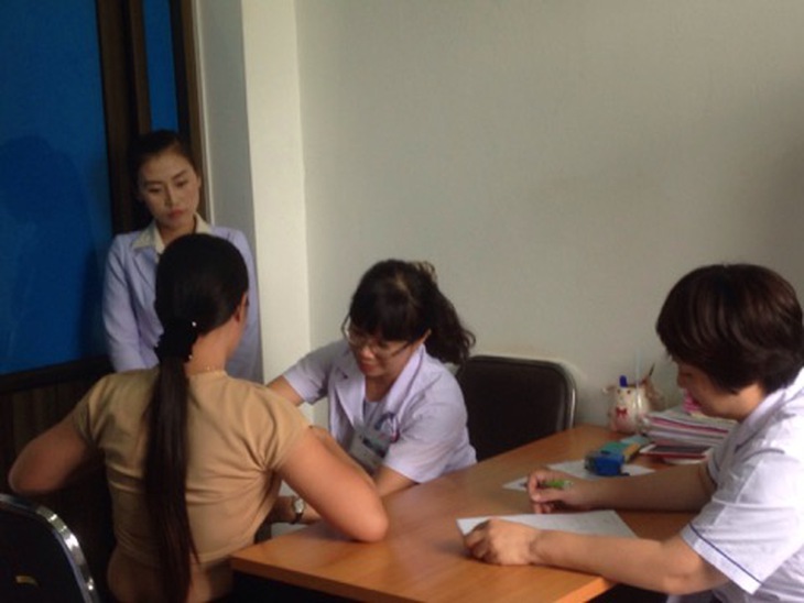 Bác sĩ khám tầm soát ung thư vú cho các bệnh nhân Lào