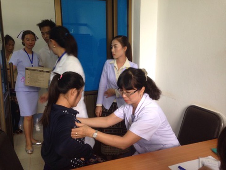 Các bác sĩ Bệnh viện K khám sàng lọc ung thư vú cho đồng bào người Lào