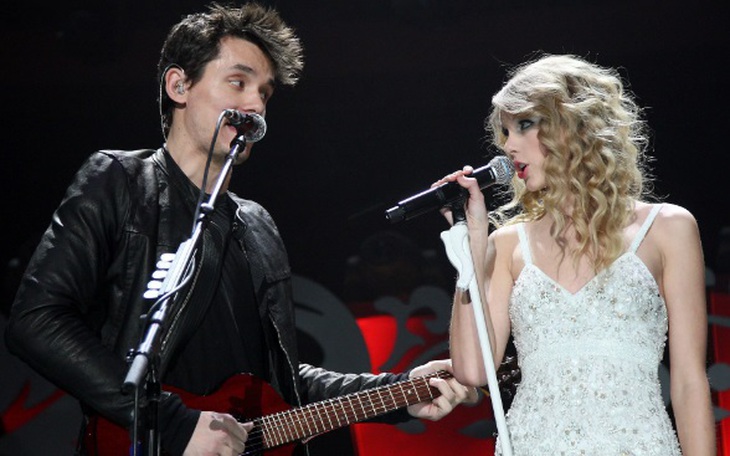 Taylor Swift biểu diễn cùng Jonas Brothers 2009