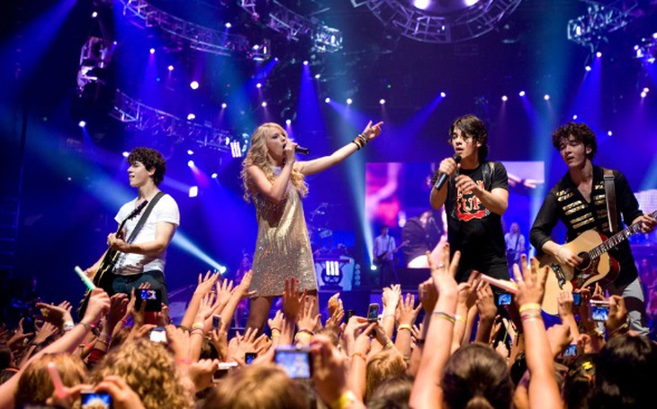 Taylor Swift biểu diễn cùng ban nhạc Jonas Brothers 2009