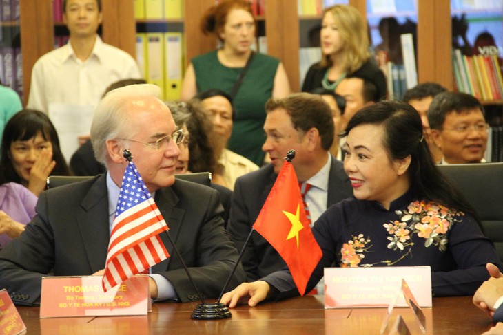Bộ trưởng Y tế  Việt Nam và Bộ trưởng Y tế Hoa Kỳ Thomas Price 