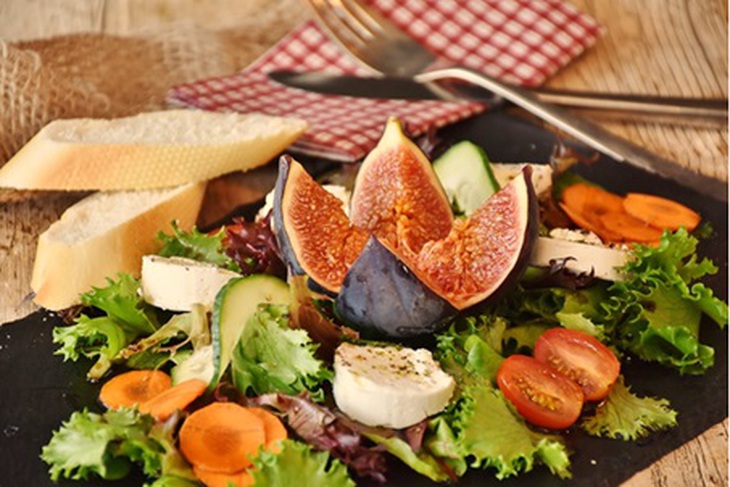 Salad rau xà lách xanh rắc pho mát