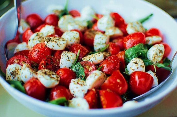 salad cà chua tươi sáng mắt, khỏe tim