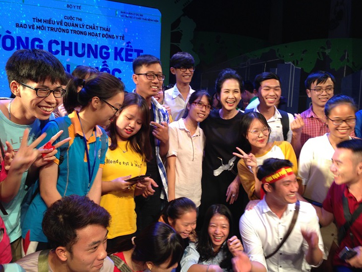 NSND Lan Hương với các bạn sinh viên