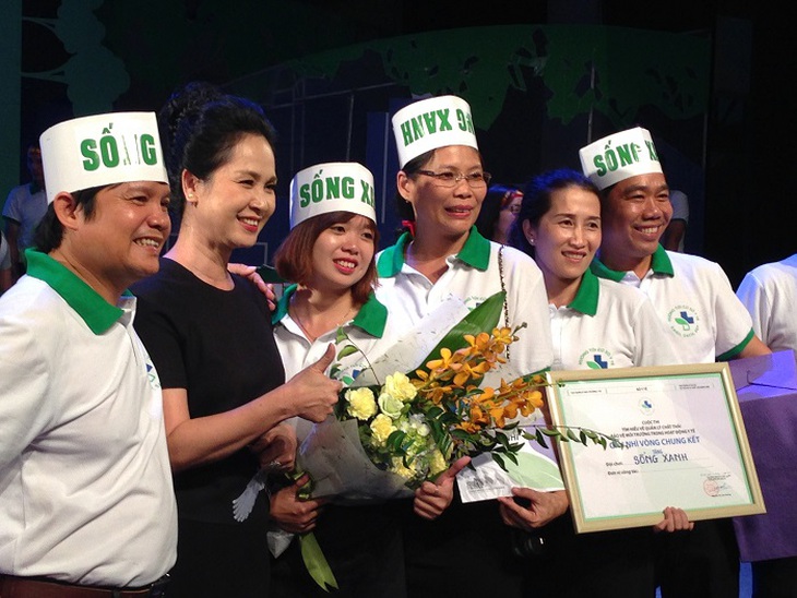 NSND Lan Hương với đội Sống Xanh