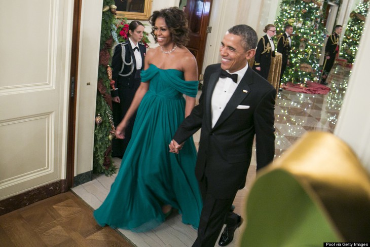 Chiếc váy tuyệt đẹp tôn dáng tuổi 50 của phu nhân Obama