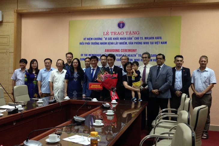 Gia đình TS.Masaya Kato cùng các thành viên WHO và Bộ Y tế chụp ảnh lưu niệm