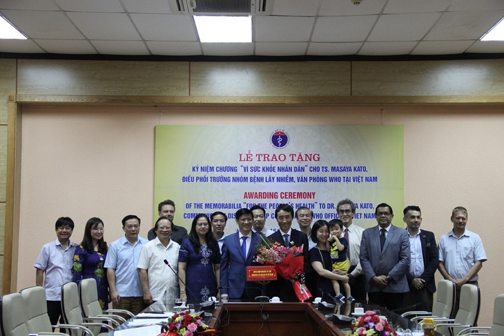 Gia đình TS.Masaya Kato cùng các thành viên WHO và Bộ Y tế chụp ảnh lưu niệm