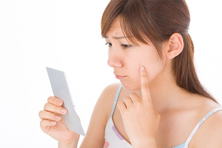 sử dụng mỹ phẩm khi bị mụn