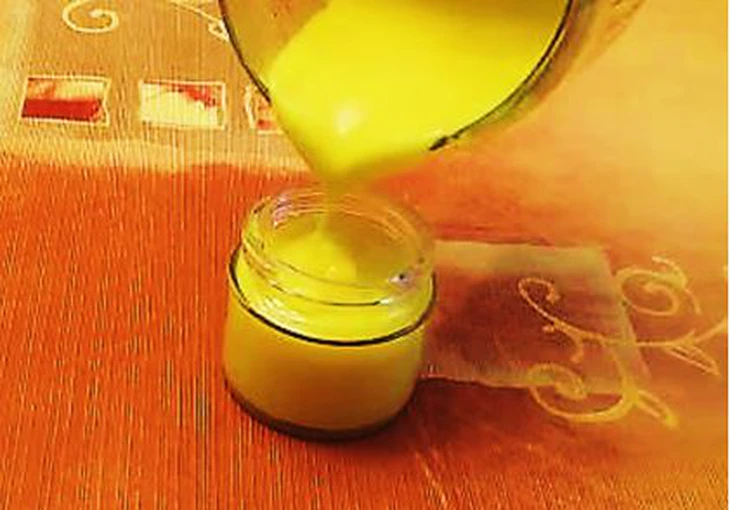 đổ kem dưỡng da vào lọ