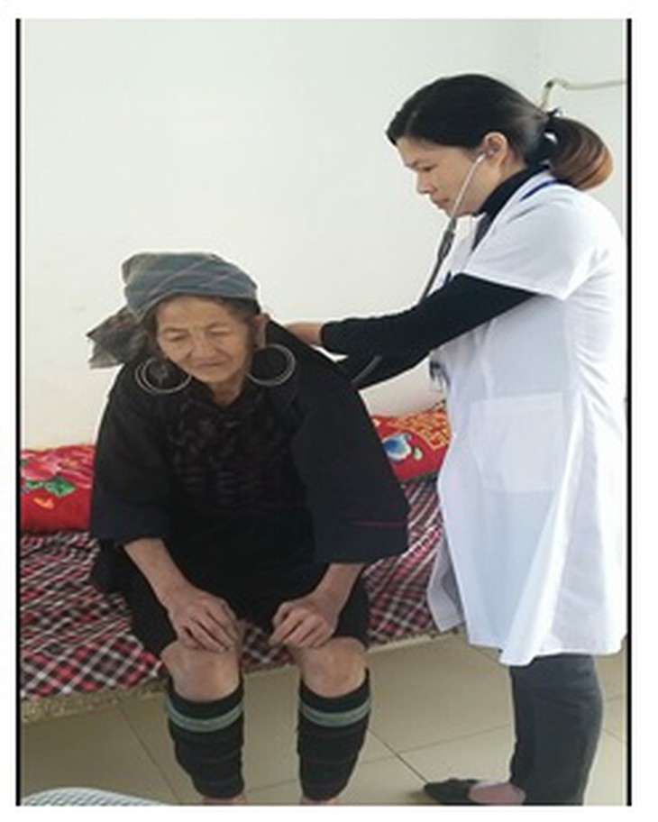 Chăm sóc sức khỏe ban đầu cho đồng bào dân tộc ở các làng bản miền núi