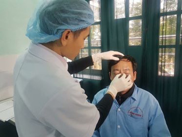 Bác sĩ Nghĩa được các bác sĩ Khoa Tai Mũi Họng Bệnh viện Đa khoa tỉnh chăm sóc vết thương trên mũi