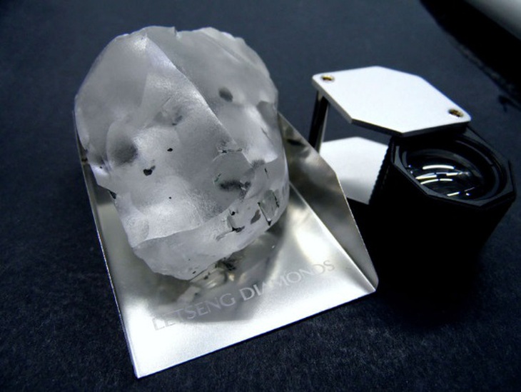Viên kim cương không màu nặng 910 carat đào được ở Lesotho