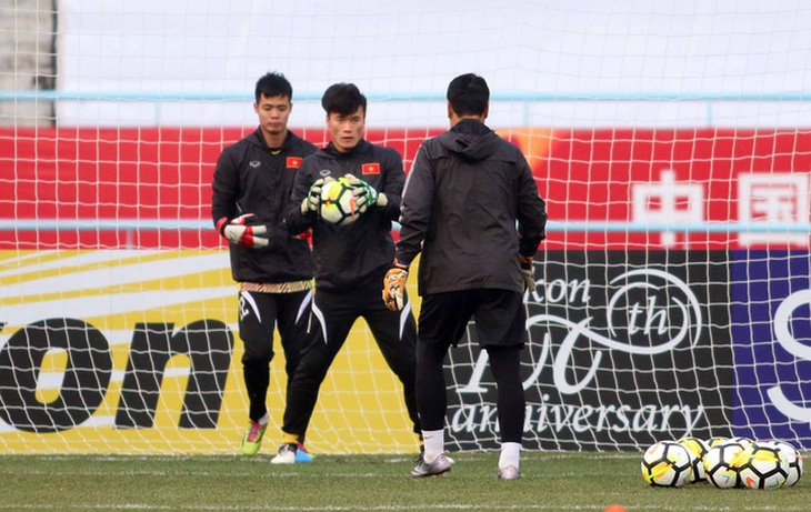 Bàn tay vàng Bùi Tiến Dũng tập luyện cùng đồng đội tại Giải vô địch Bóng đá U23 châu Á (U23 AFC Championship 2018) ở châu Á