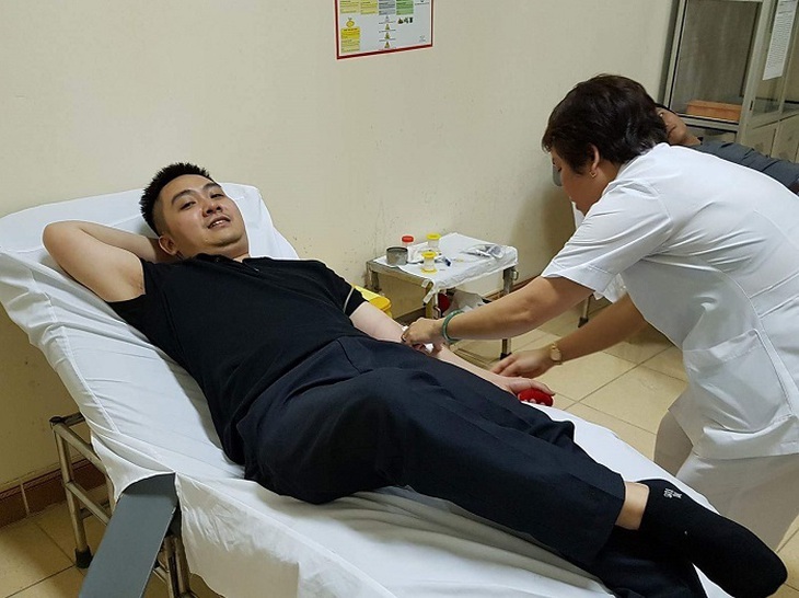 Bs Nguyễn Ngọc Chung hiến máu