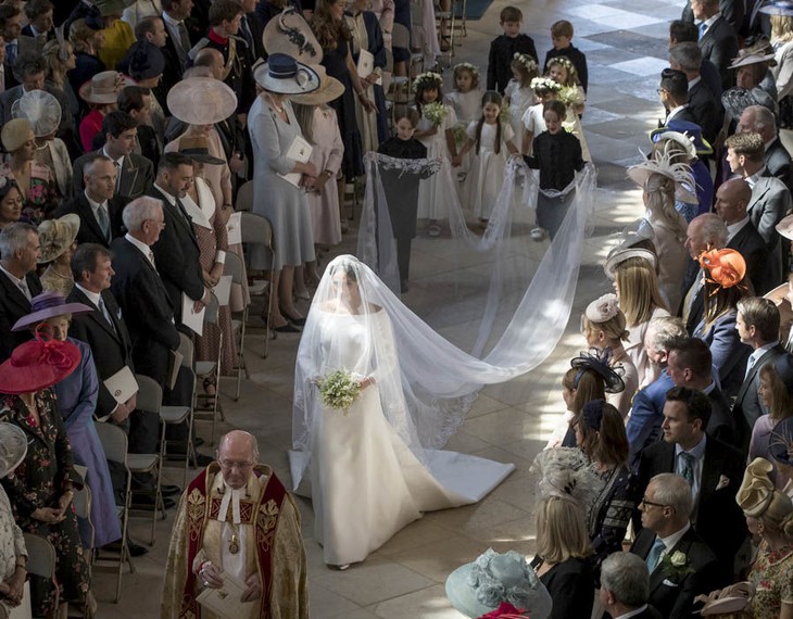 Cô dâu Meghan bước vào lễ đường