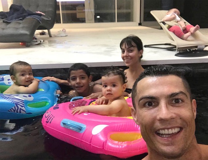 Cristiano Ronaldo bên gia đình