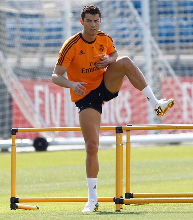 Ronaldo tập bài tập khởi động