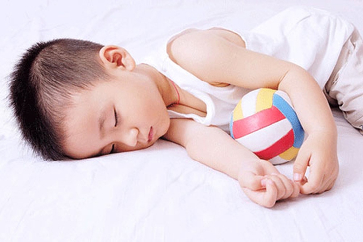 Nhắc nhở bé đi tiểu trước khi đi ngủ và không nên uống nước 2-3 giờ trước khi đi ngủ