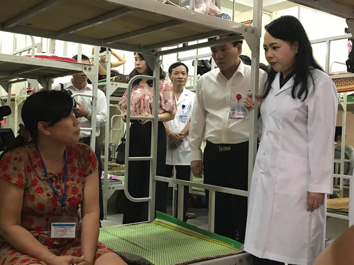 Bộ trưởng Y tế Nguyễn Thị Kim Tiến hỏi thăm người nhà bệnh nhân ở khu vực nhà nội trú của bệnh viện