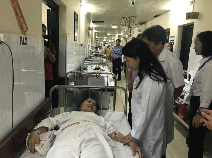 Bộ trưởng Y tế Nguyễn Thị Kim Tiến động viên người bệnh đang điều trị tại BV Việt Đức