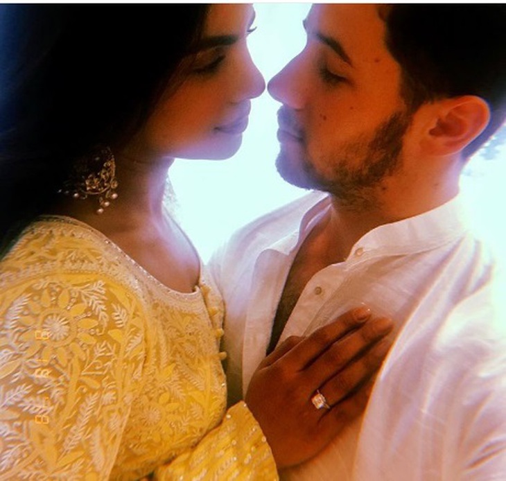 Nick Jonas bật mí về lễ đính hôn với Hoa hậu Thế giới cùngdòng chữ 
