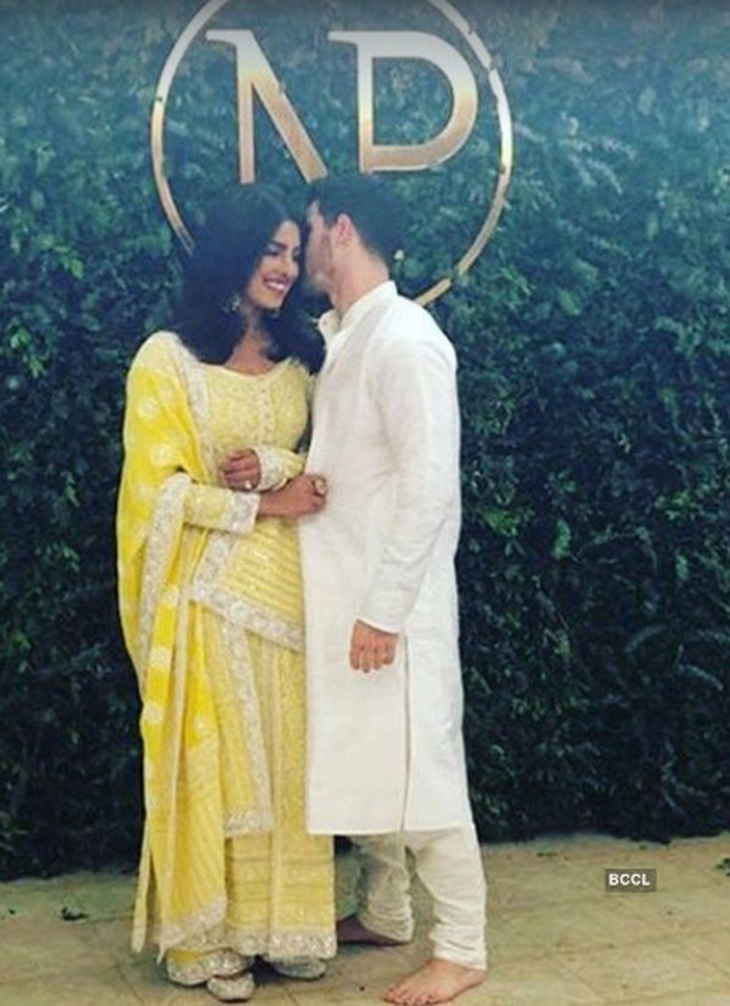 Nick Jonas rất biết cách làm cho Hoa hậu Thế giới năm 2000 cười trong lễ đính hôn ở Mumbai.