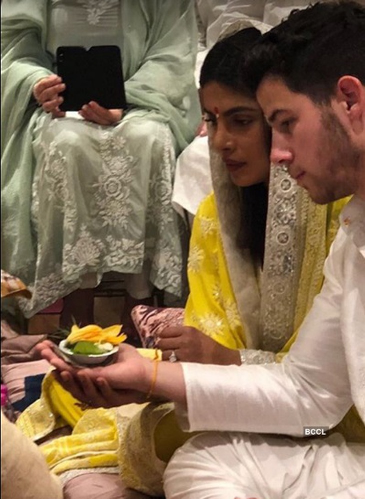Hoa hậu Thế giới Priyanka Chopra và Nick Jonas thực hiện lễ đính hôn theo truyền thống Ấn Độ