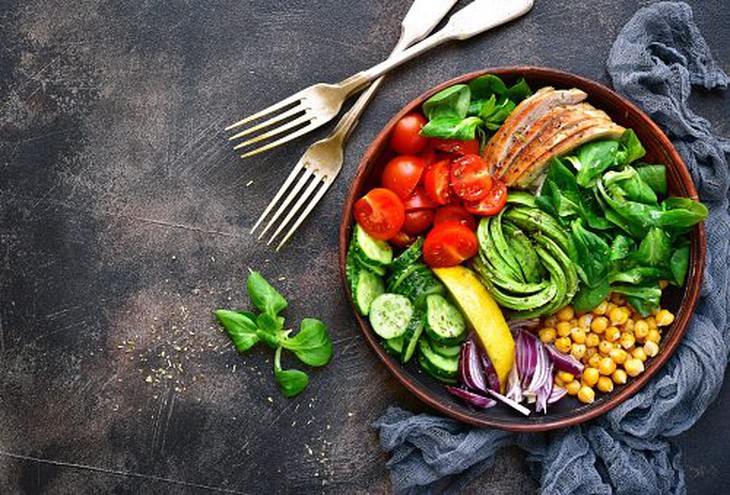 Một chế độ dinh dưỡng đầy đủ và cân bằng là cách giúp bạn duy trì lá gan khỏe mạnh